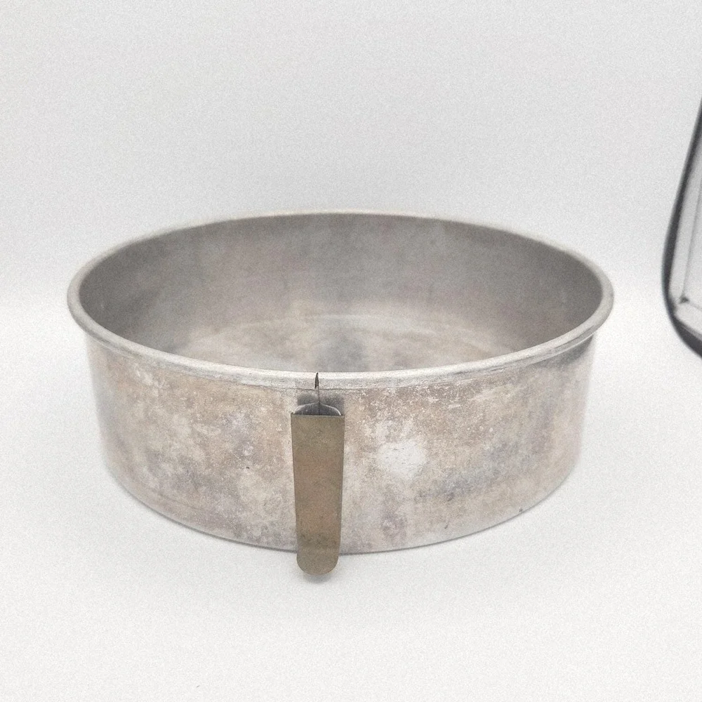 Vintage Aluminum 9 inch Springform Pan with Unique‎ Brass Side Clip